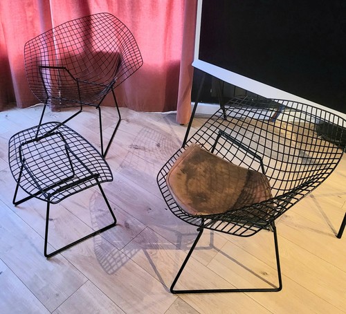 Deux fauteuils un - et,